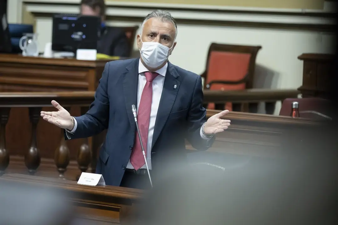 Archivo - El presidente de Canarias, &Aacute;ngel V&iacute;ctor Torres, en el Pleno del Parlamento