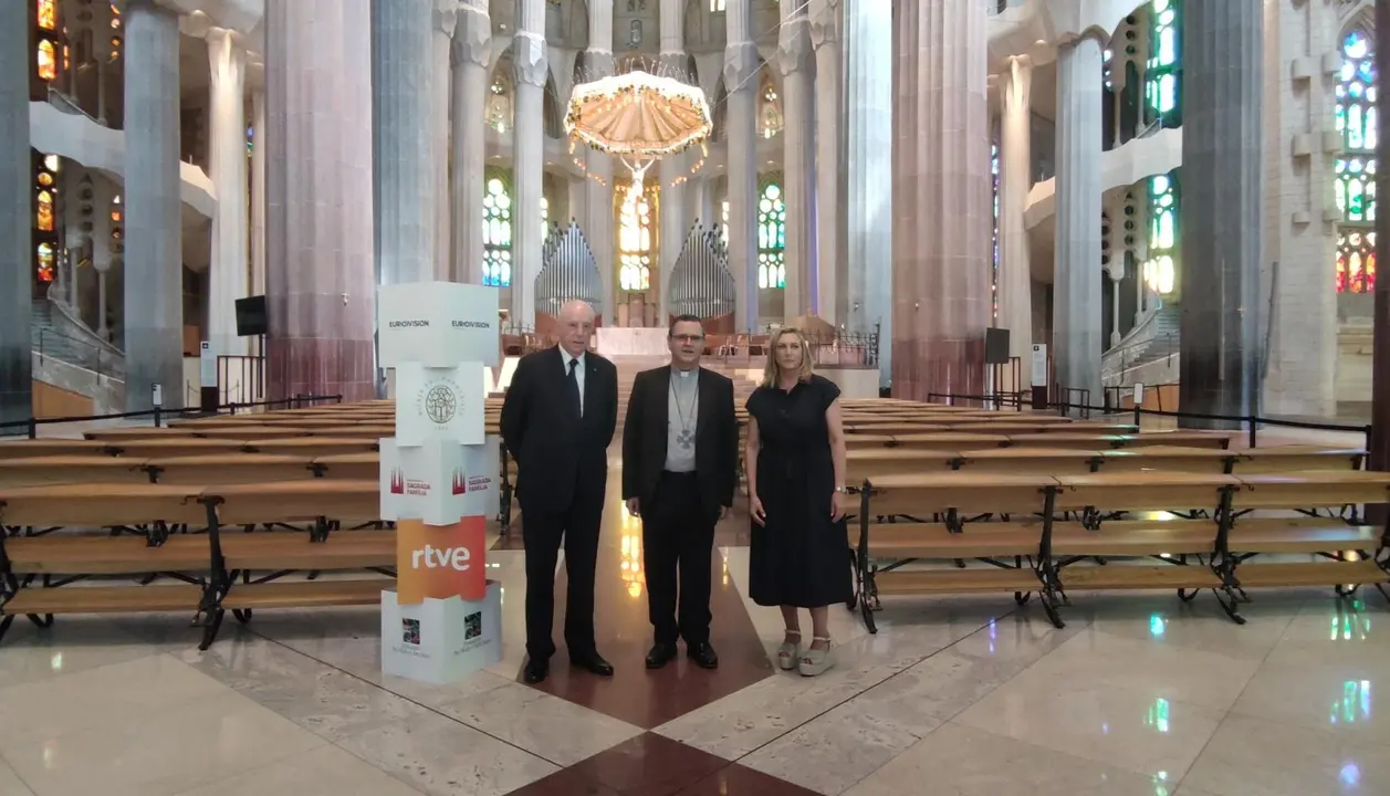 El presidente general de la Fondazione Pro Musica e Arte Sacra, Hans-Albert Courtial, el obispo auxiliar de Barcelona Sergi Gordo Rodr&iacute;guez y la directora de Entretenimiento y Divulgaci&oacute;n de RTVE, Ana Maria Bordas.