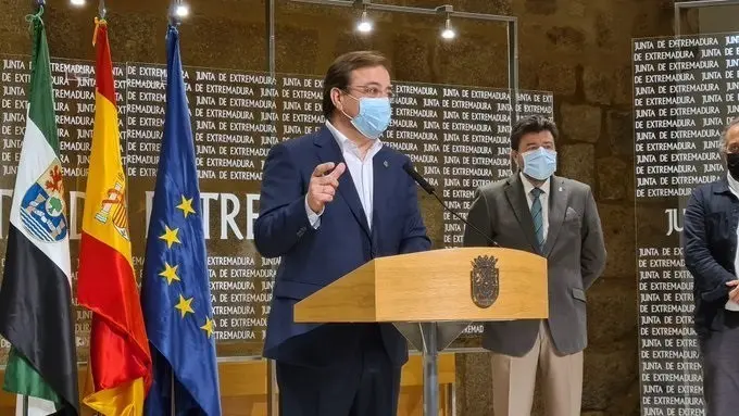 El prsidente de la Junta, Guillermo Fern&aacute;ndez Vara, en rueda de prensa en M&eacute;rida