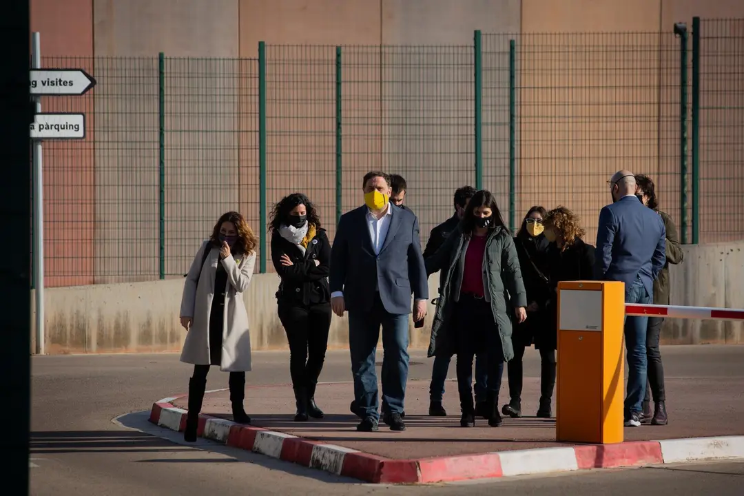 Archivo - El l&iacute;der de ERC y exvicepresidente del Govern, Oriol Junqueras (c), a su salida de la c&aacute;rcel de Lledoners donde cumple condena por el 1-O, en Lledoners, Barcelona, Catalunya, (Espa&ntilde;a), a 29 de enero de 2021