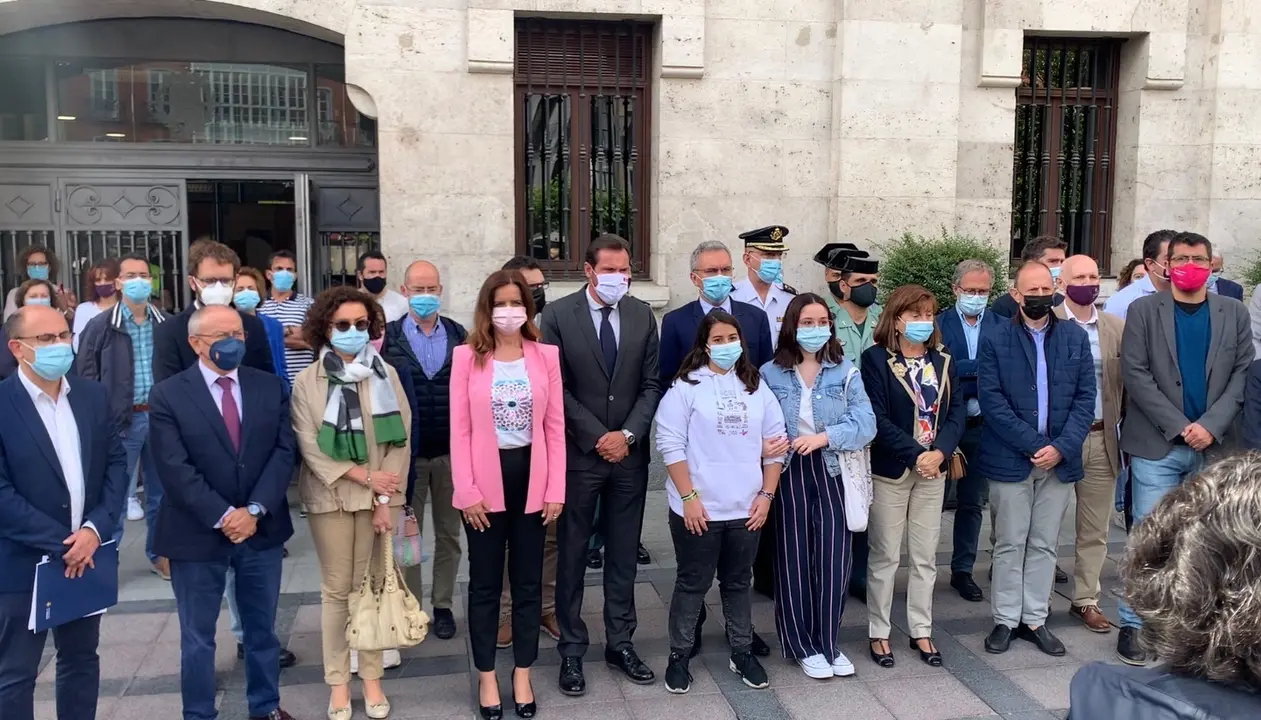 Concentraci&oacute;n de condena de la &uacute;ltima muerte por violencia machista ocurrida en Valladolid, con las autoridades junto a dos j&oacute;venes, amigas de las hijas de la mujer fallecida.