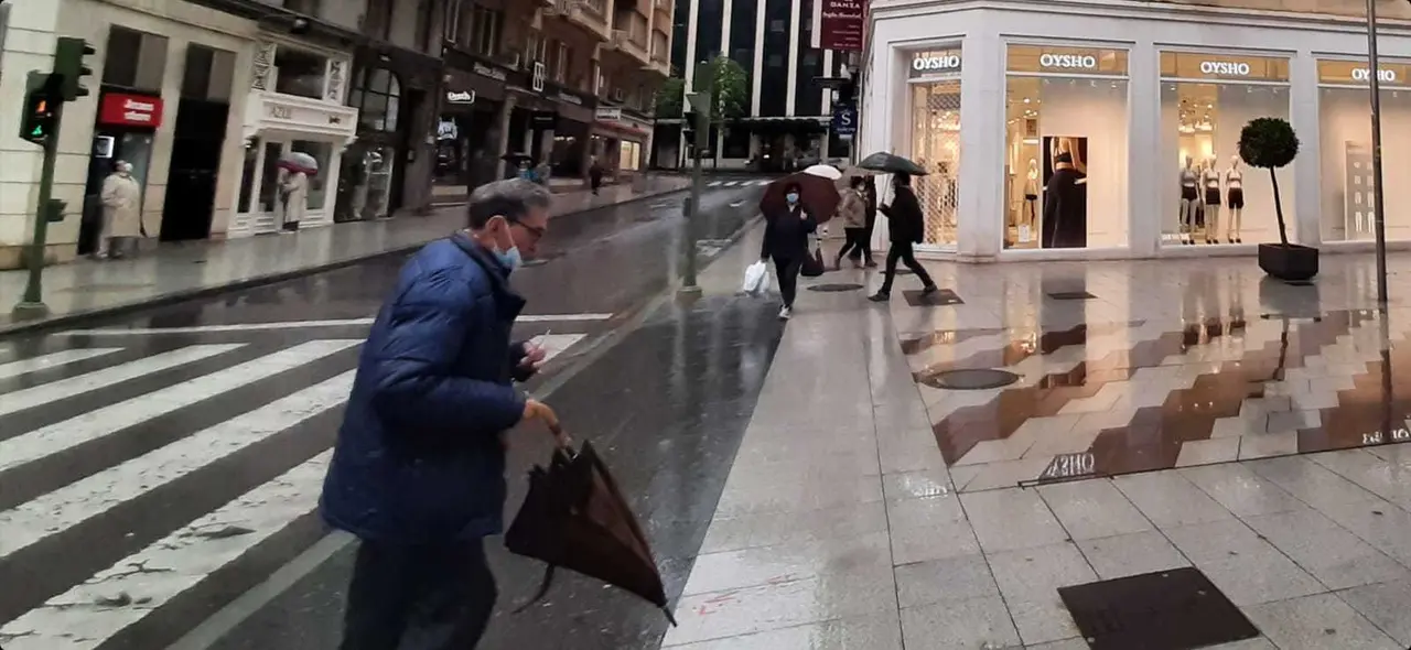 Varias personas por el centro de Santander. / S. D&iacute;az