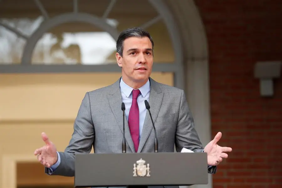 El presidente del Gobierno, Pedro S&aacute;nchez, se dispone a dar una declaraci&oacute;n institucional en el Palacio de la Moncloa para explicar los pormenores de la decisi&oacute;n de aprobar los indultos a independentistas del "proc&eacute;s" en el Consejo de Ministros celebrado este martes. EFE/Emilio Naranjo