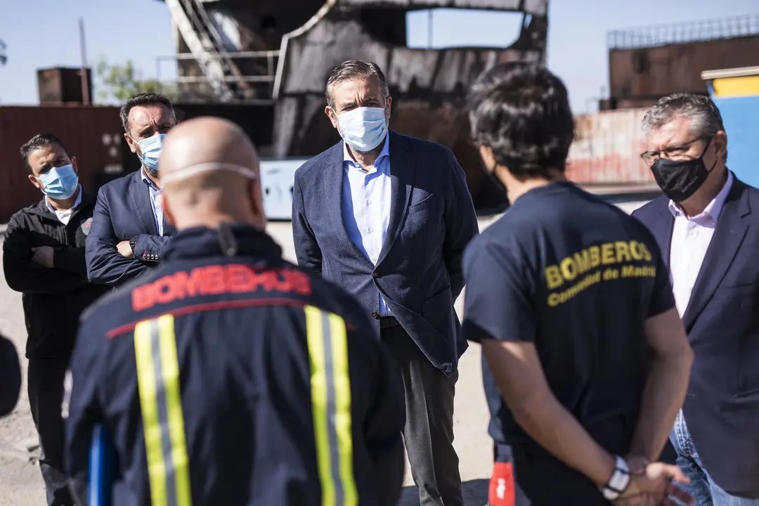 El consejero de Justicia, Interior y V&iacute;ctimas en funciones de la Comunidad de Madrid, Enrique L&oacute;pez (c), durante la visita a una de las actividades formativas en el curso de nuevo ingreso de 100 aspirantes al Cuerpo de Bomberos de la Comunidad de Madrid, 