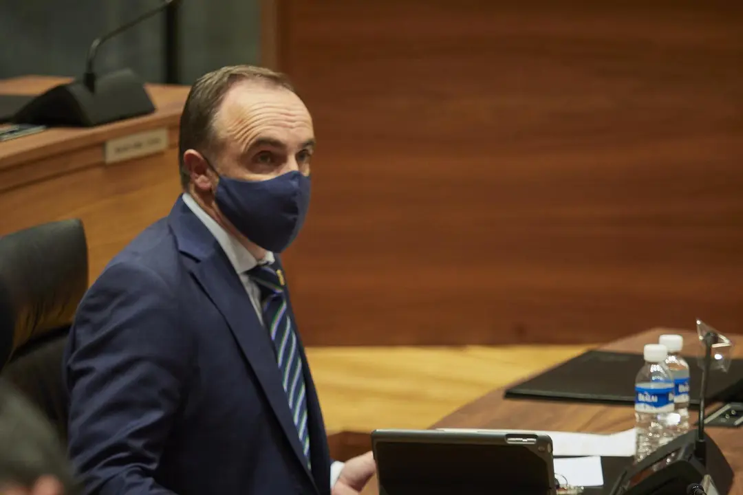 Archivo - El portavoz de Navarra Suma, Javier Esparza, en el Parlamento de Navarra este 8 de octubre de 2020.