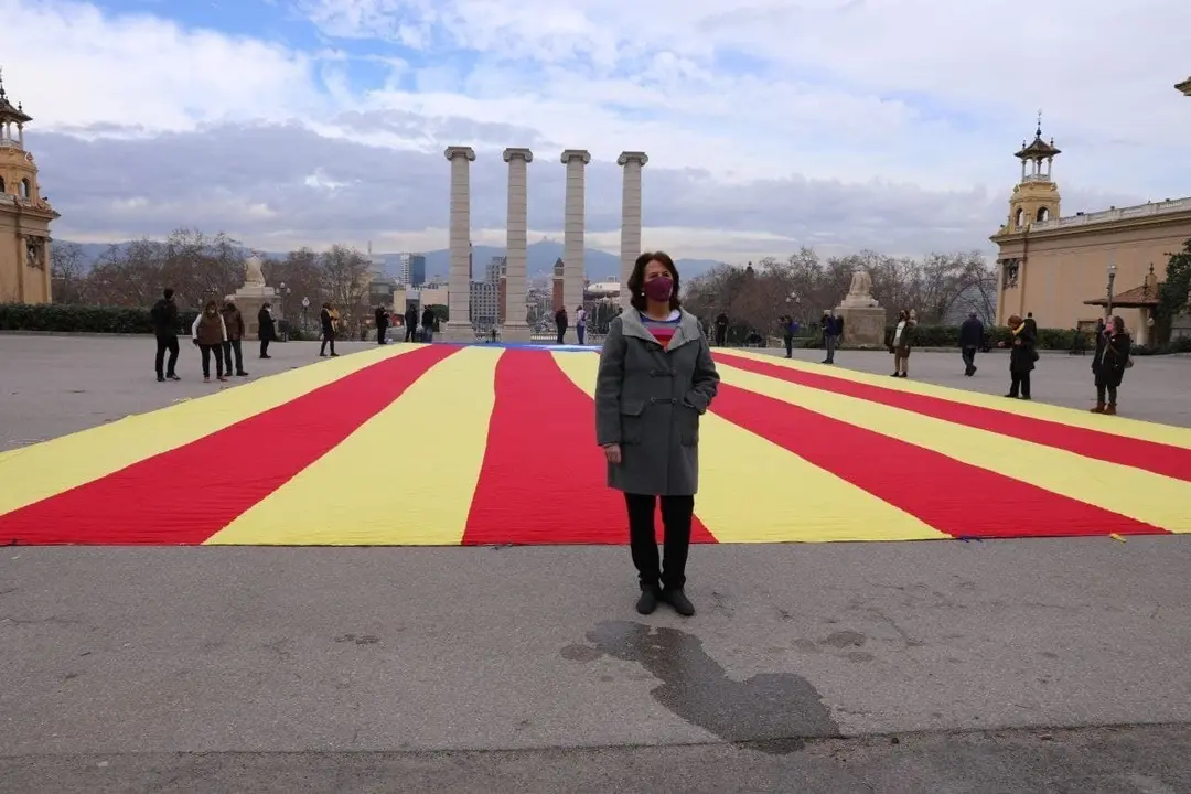 Archivo - La presidenta de la ANC, Elisenda Paluzie, en una acci&oacute;n en la que han desplegado una 'estelada' en las fuentes de Montju&iuml;c de Barcelona