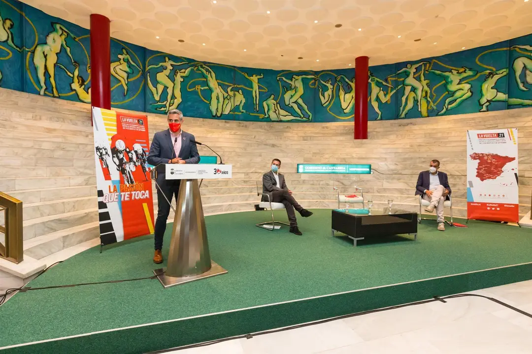 El vicepresidente y consejero de Deporte, Pablo Zuloaga, presenta, junto al director general de la Vuelta 2021, Javier Guill&eacute;n, las etapas de la Vuelta Ciclista a Espa&ntilde;a por Cantabria.