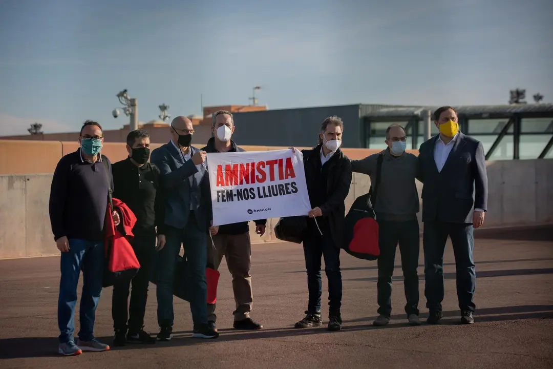 Archivo - El exconseller Josep Rull; el expresidente de la ANC Jordi S&agrave;nchez; el exconseller Ra&uuml;l Romeva;  el exconseller Quim Forn; el presidente de &Ograve;mnium Jordi Cuixart; el exconseller Jordi Turull; el l&iacute;der de ERC Oriol Junqueras. Lledoners, 29 de ener