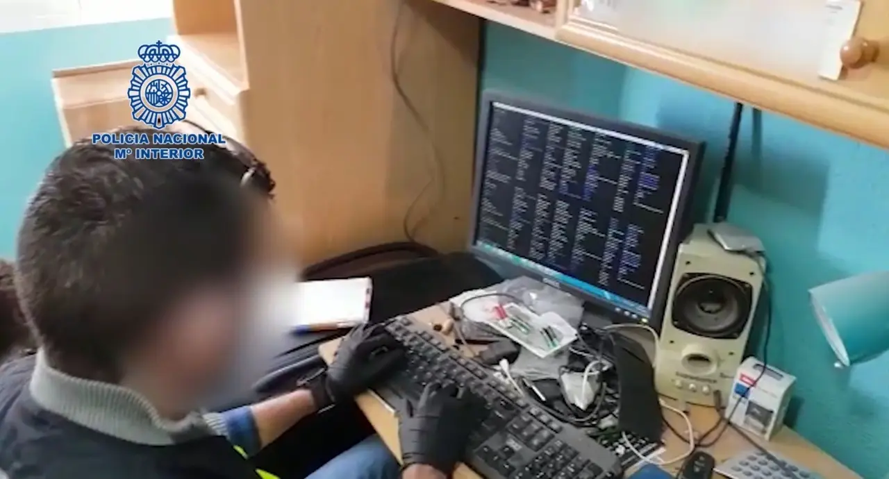Los investigadores de la Polic&iacute;a Nacional en una de las viviendas