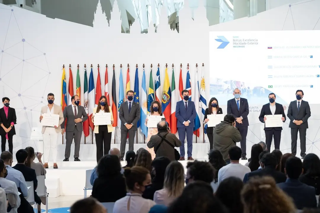 O presidente da Xunta, Alberto N&uacute;&ntilde;ez Feij&oacute;o, acompa&ntilde;ado polo conselleiro de Cultura, Educaci&oacute;n e Universidade, Rom&aacute;n Rodr&iacute;guez, e polo secretario xeral da Emigraci&oacute;n, Antonio Rodr&iacute;guez Miranda, participa no encontro cos beneficiarios das Bolsas de Excelencia Mocidade Exterior (Beme). Cidade da Cultura (Santiago de Compostela) , 22/6/2021.