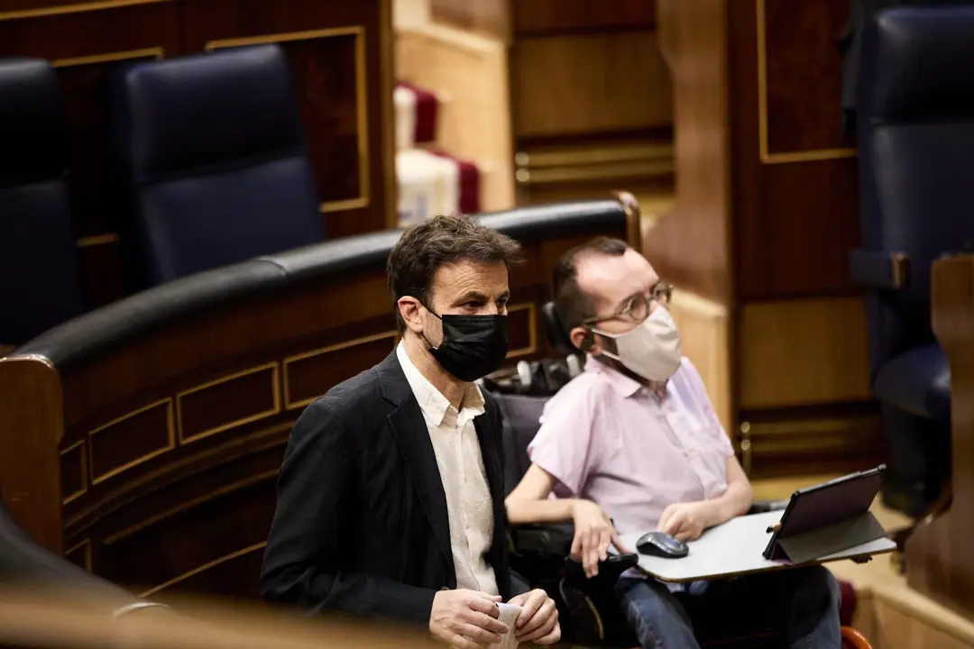 El presidente del grupo parlamentario de Unidas Podemos en el Congreso, Jaume Asens (i); y el portavoz de Unidas Podemos en el Congreso, Pablo Echenique, en una sesi&oacute;n plenaria en el Congreso de los Diputados, a 15 de junio de 2021, en Madrid (Espa&ntilde;a).