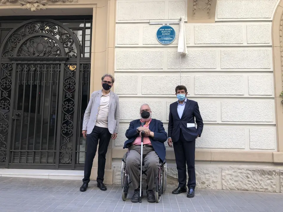 De izquierda a derecha, el teniente de alcald&iacute;a de Cultura, Educaci&oacute;n, Ciencia y Comunidad, Joan Subirats; el hijo de Ana Mar&iacute;a Matute, Juan Pablo Goicoechea; y el concejal del distrito de Sarri&agrave;-Sant Gervasi, Albert Batlle.