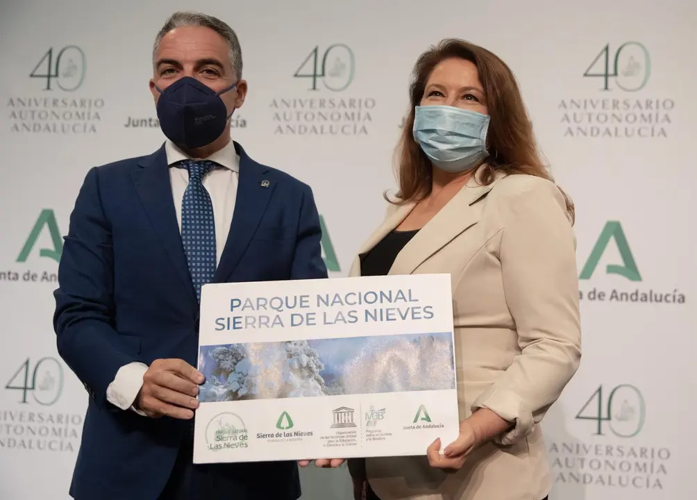 El consejero de la Presidencia, Administraci&oacute;n P&uacute;blica e Interior y portavoz del Gobierno andaluz, El&iacute;as Bendodo, y la consejera de Agricultura, Ganader&iacute;a, Pesca y Desarrollo Sostenible, Carmen Crespo, tras consejo de gobierno