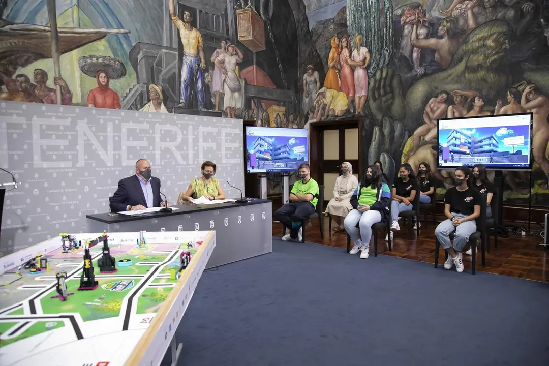 El vicepresidente del Cabildo de Tenerife, Enrique Arriaga (i), en la presentaci&oacute;n de la final nacional de 'FIRST LEGO league'