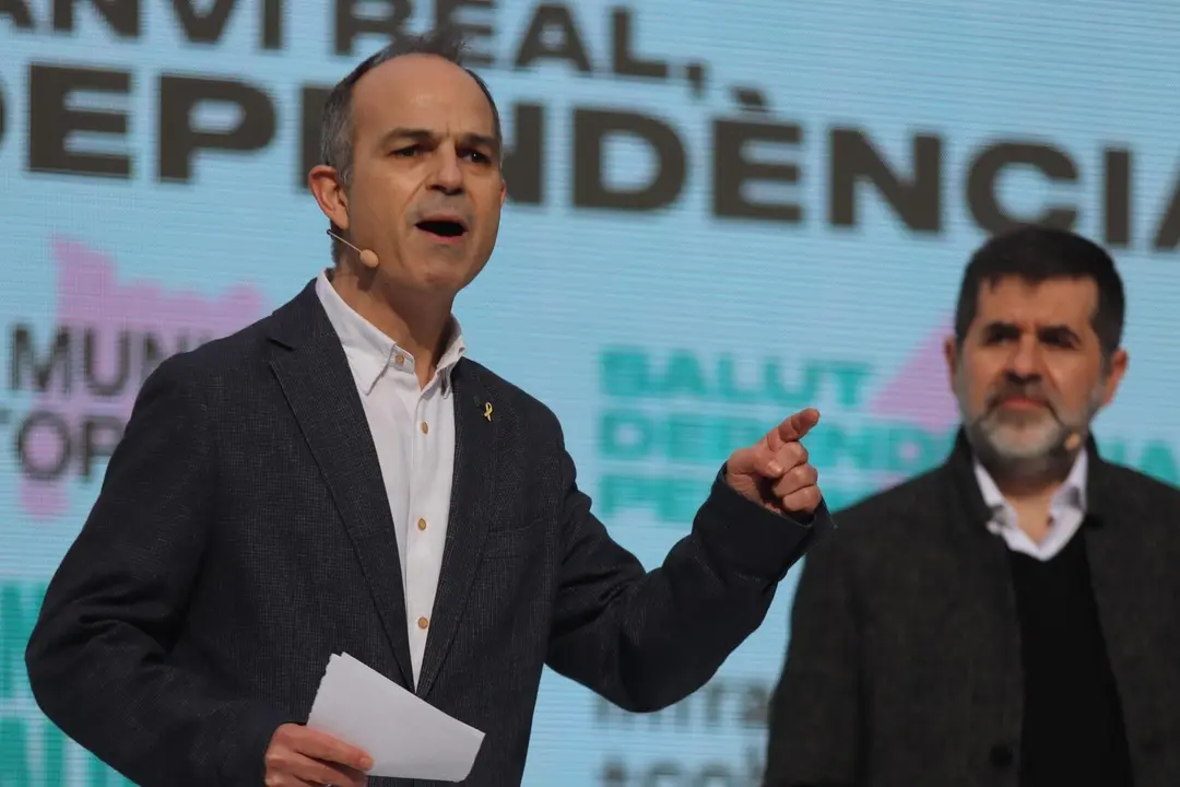 Archivo - (I-D) El exconseller catal&aacute;n Jordi Turull y el secretario general de JxCat, Jordi S&aacute;nchez, durante un acto electoral de Junts per Cat (JxCat) en Barcelona, Catalunya (Espa&ntilde;a), a 30 de enero de 2021.