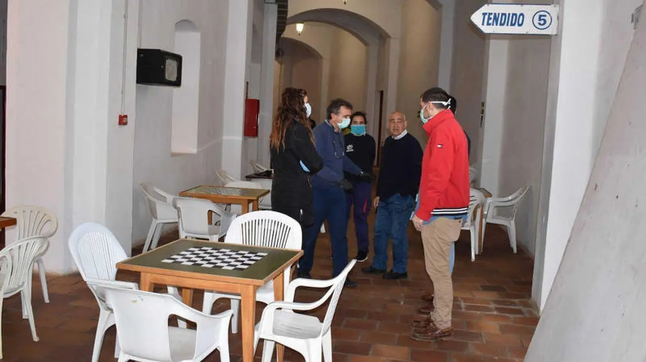 Archivo - Imagen de archivo de la Plaza de Toros de Melilla siendo preparada en 2020 para ser centro de acogida