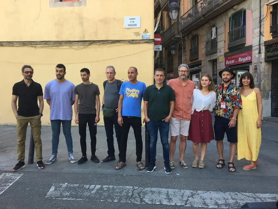 Los actores de la obra &lsquo;Carrer Robadors&rsquo; junto a su director Julio Manrique