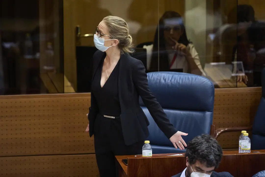 La nueva portavoz de Unidas Podemos en la Asamblea de Madrid, Carolina Alonso, en la segunda sesi&oacute;n del pleno de investidura de la presidenta en funciones de la Comunidad y candidata a la reelecci&oacute;n, Isabel D&iacute;az Ayuso, a 18 de junio de 2021, en Madrid (Es