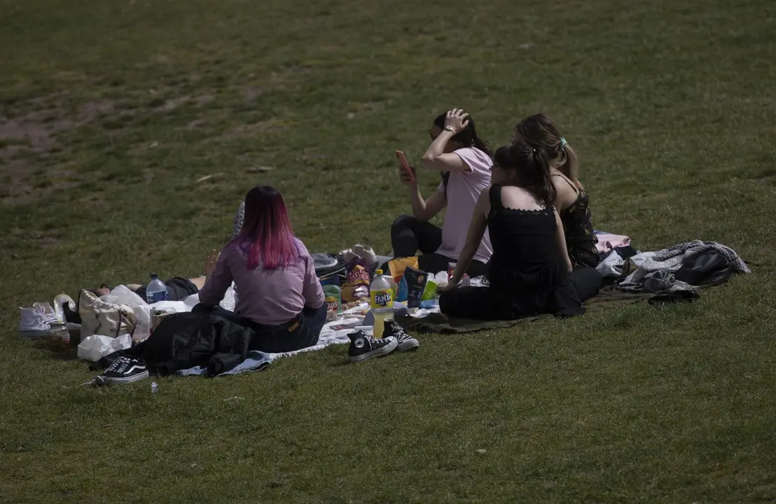 Archivo - Varias personas sin mascarilla, en Madrid R&iacute;o