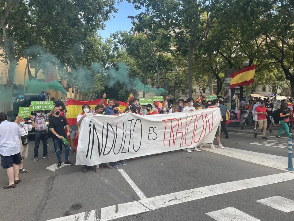 Unas 200 personas protestan en la plaza Art&oacute;s de Barcelona en contra de los indultos a los presos del 1-O. En Barcelona el 22 de junio de 2021.