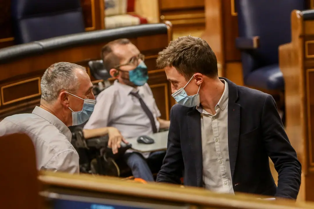 Archivo - El diputado de Comprom&iacute;s, Joan Baldov&iacute;, con su socio electoral de M&aacute;s Pa&iacute;s, &Iacute;&ntilde;igo Errej&oacute;n 