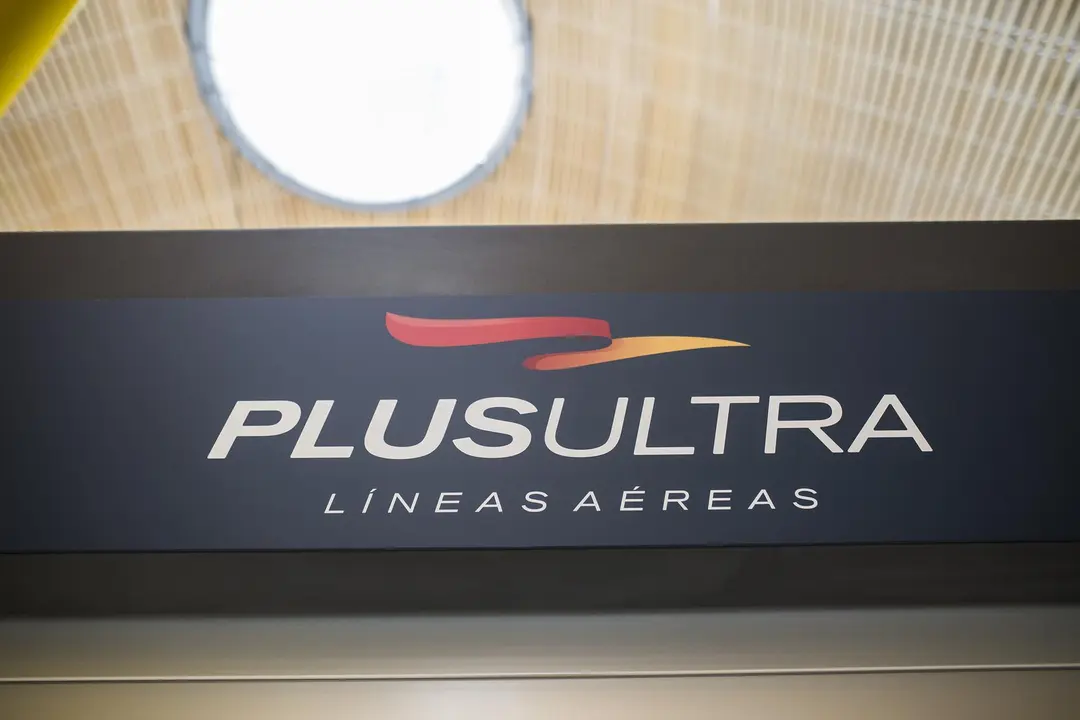 Archivo - Un panel muestra informaci&oacute;n sobre vuelos de la aerol&iacute;nea Plus Ultra.