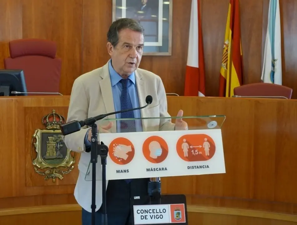 El presidente de la FEMP, Abel Caballero, en una rueda de prensa en el sal&oacute;n de plenos del Ayuntamiento ol&iacute;vico.