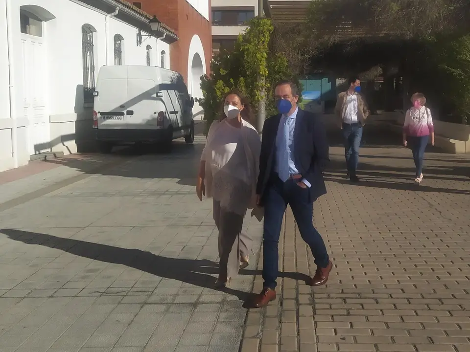 La secretaria del PSOE en la provincia de Palencia, Miriam Andr&eacute;s y el exministro de Defensa, Jos&eacute; Bono, llegando a la Escuela Socialista