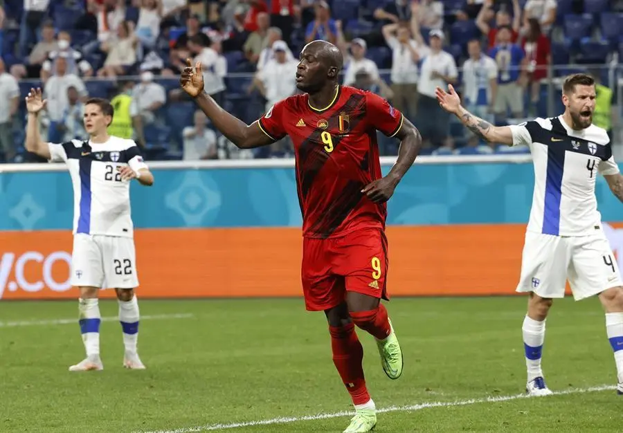 Romelu Lukaku (C), de B&eacute;lgica, celebra un gol que luego fue anulado por fuera de juego durante el partido de f&uacute;tbol. EFE
