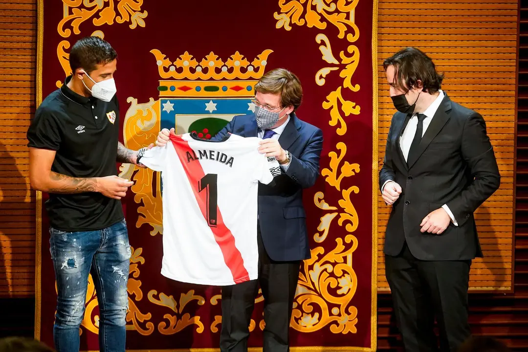 El alcalde de Madrid, Jos&eacute; Luis Mart&iacute;nez-Almeida (c), recibe en el Ayuntamiento al Club de F&uacute;tbol Rayo Vallecano de Madrid reci&eacute;n ascendido a Primera Divisi&oacute;n, a 22 de junio de 2021, en la Real Casa de Correos, Madrid, (Espa&ntilde;a). 