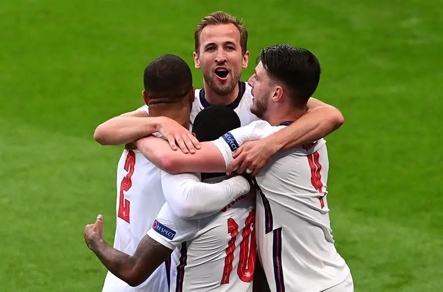 Raheem Sterling (frente C) de Inglaterra celebra con sus compa&ntilde;eros de equipo despu&eacute;s de anotar el 1-0. EFE