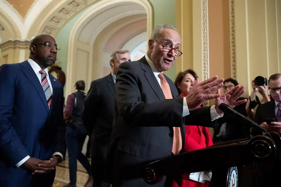 Chuck Schumer, segundo por la izquierda, habla junto a Raphael Warnock, Jeff Merkley y Amy Klobuchar antes de la votaci&oacute;n / EFE/EPA/MICHAEL REYNOLDS