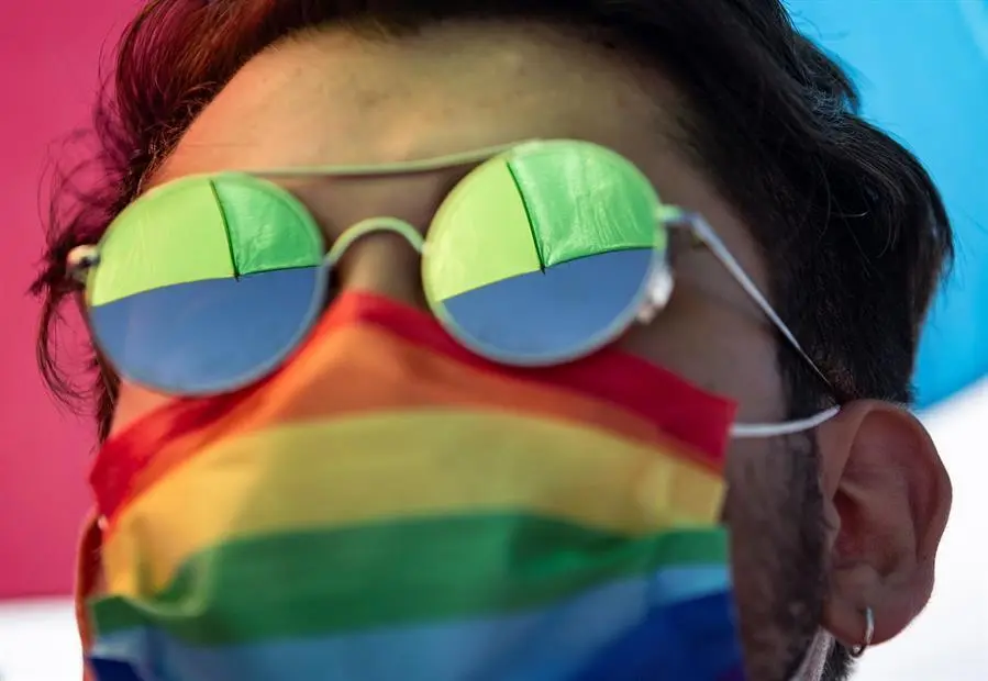 n miembro del colectivo LGTBI+ asiste a una manifestaci&oacute;n contra la decisi&oacute;n del presidente del pa&iacute;s, Recep Tayipp Erdogan, de salir del Convenio de Estambul sobre la prevenci&oacute;n y lucha contra la violencia contra la mujer y la violencia dom&eacute;stica, este s&aacute;bado en Estambul, Turqu&iacute;a. EFE/EPA/ERDEM SAHIN