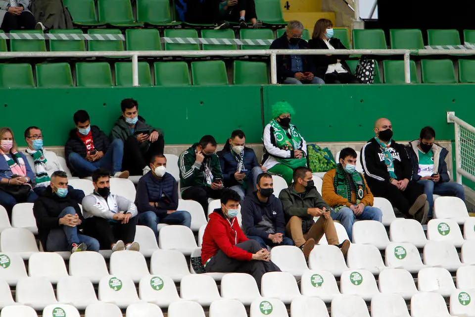 Aficionados del Racing en la grada de Los Campos de Sport. / Hardy