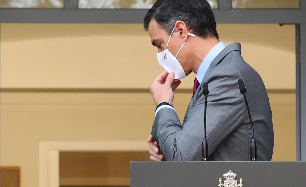 El presidente del Gobierno, Pedro S&aacute;nchez, se pone la mascarilla tras realizar una declaraci&oacute;n institucional tras la celebraci&oacute;n del Consejo de Ministros en el que se han aprobado los indultos a los presos independentistas en prisi&oacute;n, a 22 de junio de 2021, en Madrid (Espa&ntilde;a). El Consejo de Ministros ha aprobado hoy los indultos a los nueve condenados en el juicio del Proc&egrave;s que est&aacute;n en prisi&oacute;n. En palabras del presidente S&aacute;nchez, el gobierno ha decidido afrontar el problema y buscar la concordia, abriendo paso a la reconciliaci&oacute;n y al reencuentro. / M.FERN&Aacute;NDEZ. POOL / Europa Press