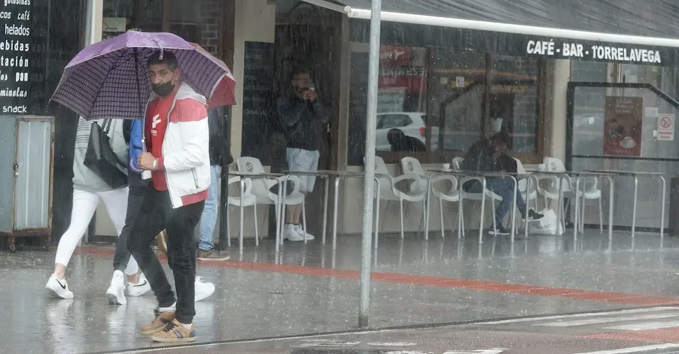 Varias personas por la calle Atilano Rodr&iacute;guez en Santander. / HARDY