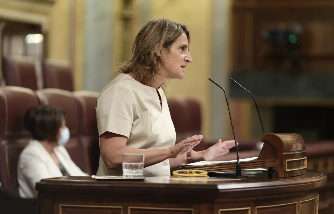La vicepresidenta primera y ministra de la Presidencia, Relaciones con las Cortes y Memoria Democr&aacute;tica, Carmen Calvo, conversa con el presidente del Gobierno, Pedro S&aacute;nchez, en una sesi&oacute;n de control, a 16 de junio de 2021, en el Congreso de los Diputados