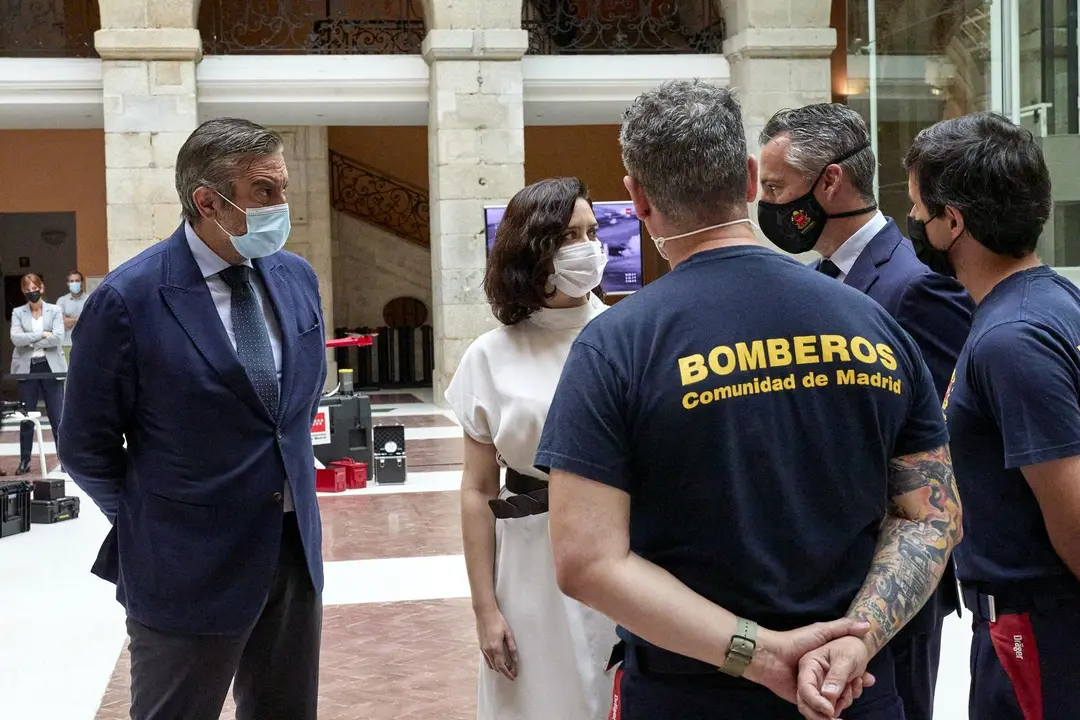 Acompa&ntilde;ada del director de la Agencia de Seguridad y Emergencias de la Comunidad de Madrid Madrid112, Carlos Novillo (3i) y del consejero de Presidencia, Justicia e Interior del Gobierno regional, Enrique L&oacute;pez (1i)