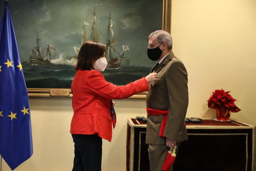 Archivo - La ministra de Defensa, Margarita Robles impone una medalla al teniente general Fernando Jos&eacute; L&oacute;pez Del Pozo por su actuaci&oacute;n en la Operaci&oacute;n Balmis
