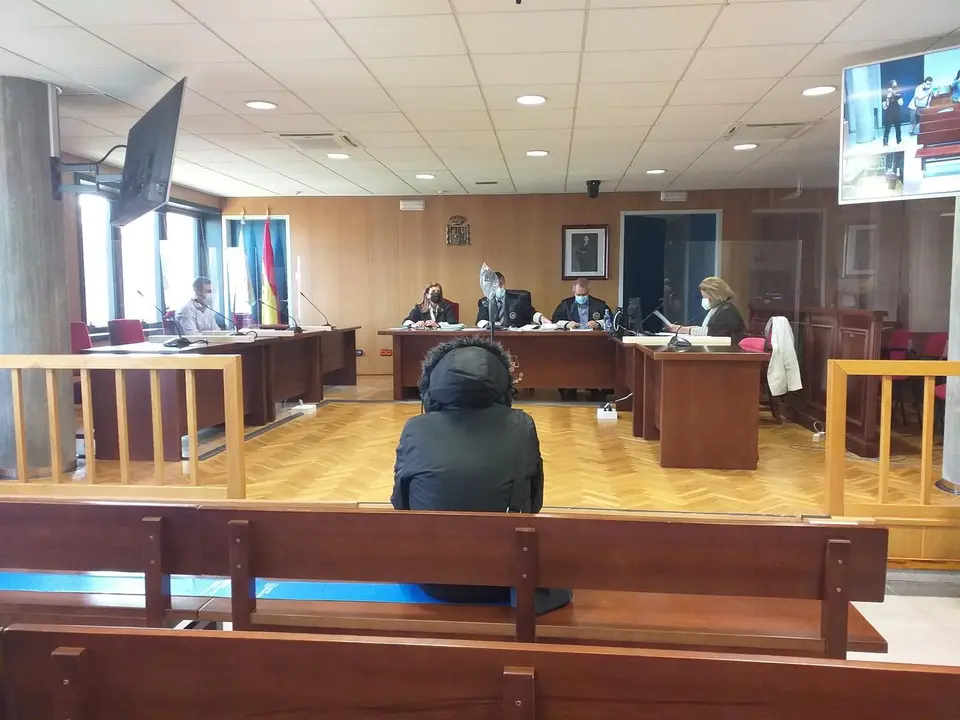 El acusado sentado en el banquillo durante la vista