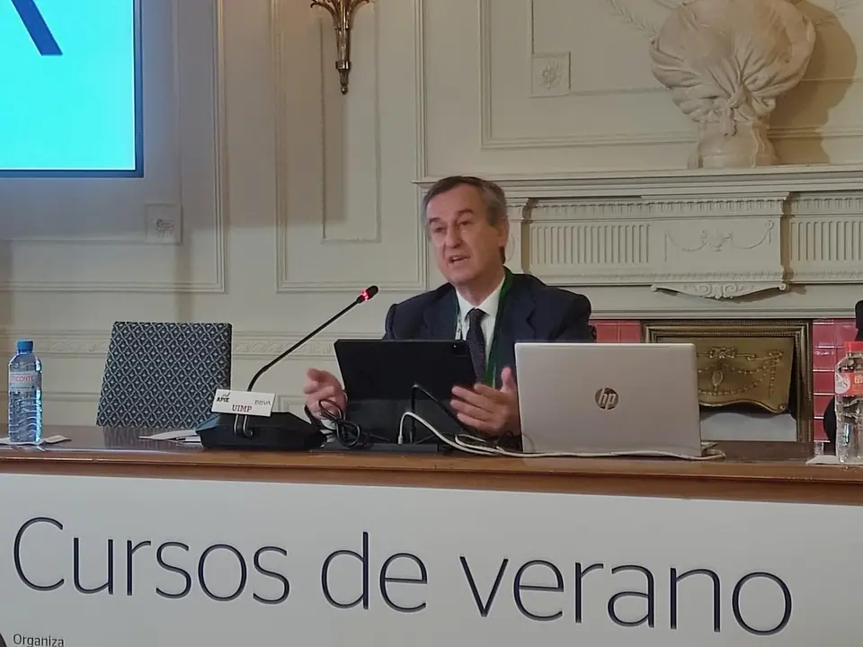 El consejero delegado del Banco Sabadell, C&eacute;sar Gonz&aacute;lez-Bueno, en su intervenci&oacute;n en los cursos de verano de la Universidad Internacional Men&eacute;ndez Pelayo