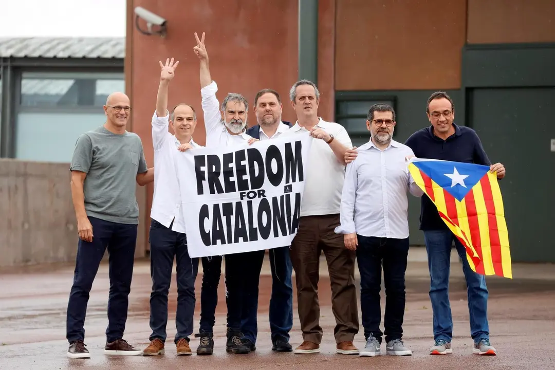 Los presos del proc&eacute;s han abandonado la c&aacute;rcel pasadas las 12.00 horas de este mi&eacute;rcoles despu&eacute;s de que el Tribunal Supremo ha ordenado su excarcelaci&oacute;n en aplicaci&oacute;n del indulto parcial del Gobierno, que conmuta el tiempo que les quedaba por cumplir de las penas de entre nueve y trece a&ntilde;os de prisi&oacute;n. EFE/Quique Garc&iacute;a