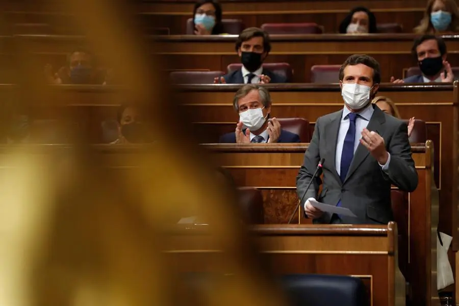 El l&iacute;der del Partido Popular, Pablo Casado (i) interviene este mi&eacute;rcoles durante la sesi&oacute;n de control al Gobierno, en la que el presidente Pedro S&aacute;nchez responde, entre otras preguntas, a las de los portavoces de JxCAT y de ERC que quieren saber qu&eacute; pasos va a seguir a partir de ahora para solucionar el conflicto pol&iacute;tico en Catalu&ntilde;a en el mismo d&iacute;a que los l&iacute;deres del proc&eacute;s salen de la c&aacute;rcel tras ser indultados por el Gobierno. EFE/Emilio Naranjo