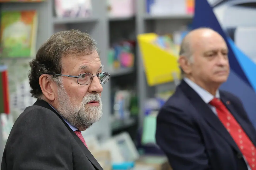 Archivo - El expresidente del Gobierno Mariano Rajoy (i), y el exministro de Interior y miembro del PP, Jorge Fern&aacute;ndez D&iacute;az (d), durante la presentaci&oacute;n del libro de Fern&aacute;ndez D&iacute;az "Cada d&iacute;a tiene su af&aacute;n".
