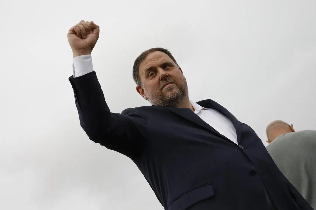 El presidente de ERC, Oriol Junqueras, sale de la c&aacute;rcel de Lledoners tras recibir el indulto.