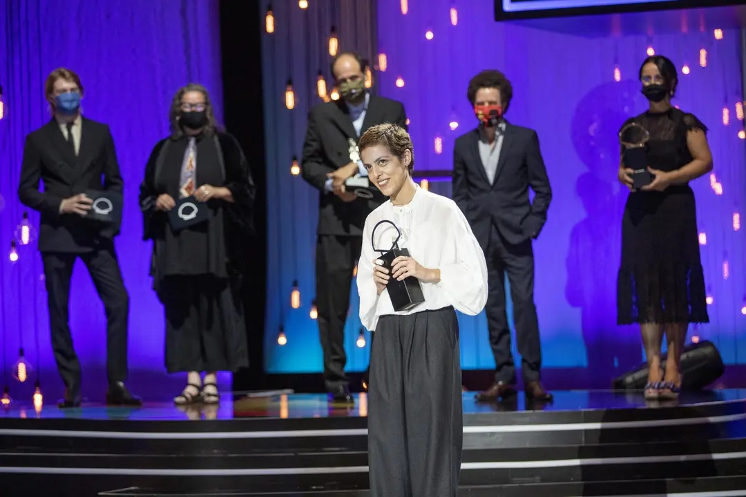 Archivo - La directora Dea Kulumbegashvili durante la gala de clausura y entrega de premios en el pasado Festival Internacional de Cine de San Sebasti&aacute;n