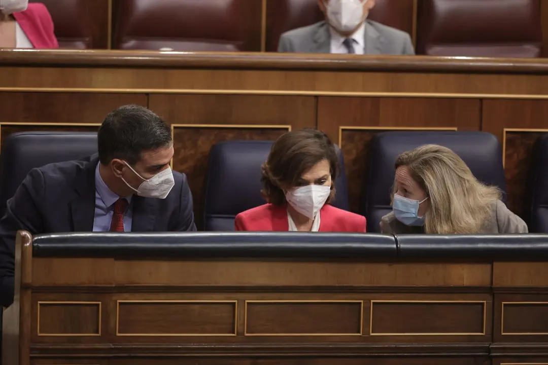 (I-D) El presidente del Gobierno, Pedro S&aacute;nchez; la vicepresidenta primera, Carmen Calvo; y la vicepresidenta segunda, Nadia Calvi&ntilde;o, en el Congreso