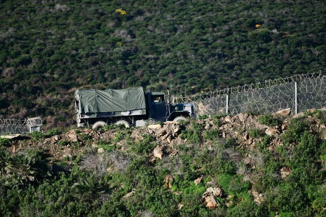 Archivo - Un cami&oacute;n del ej&eacute;rcito marroqu&iacute; patrulla frente al tramo del vallado perimetral que separa Espa&ntilde;a de Marruecos, en Ceuta (Espa&ntilde;a)