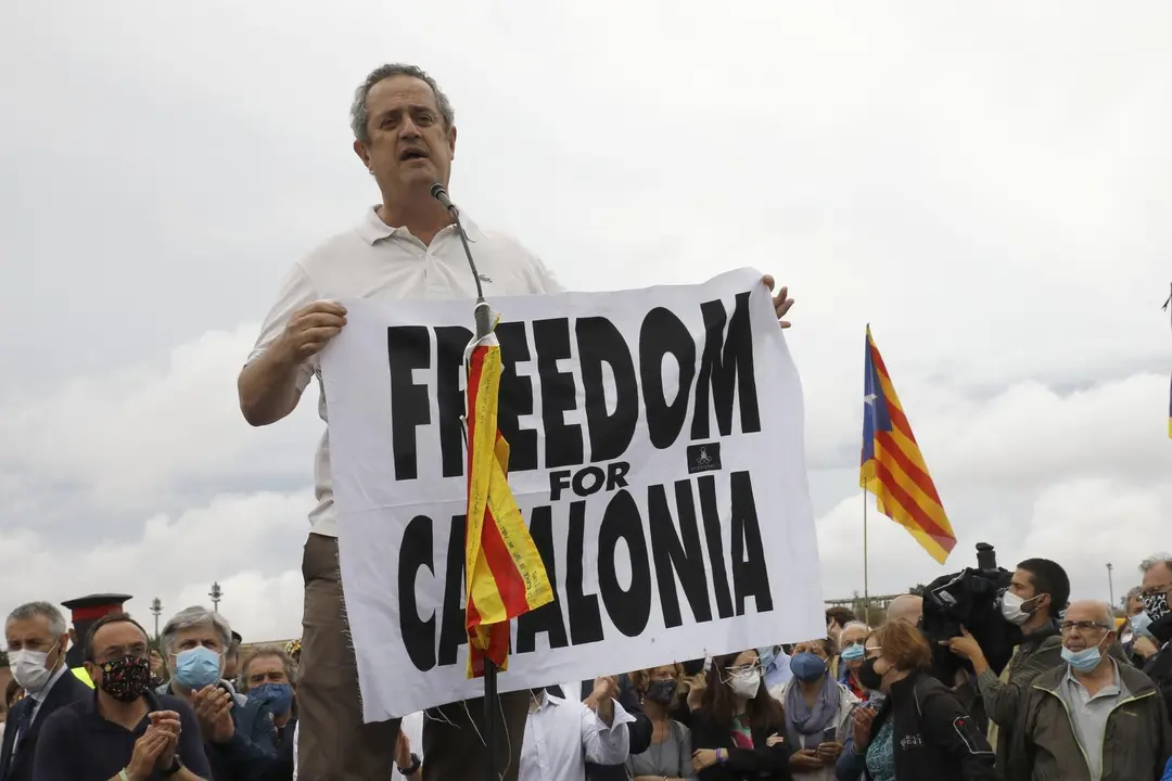 El exconseller de Interior de la Generalitat Joaquim Forn (PDeCAT), interviene con un cartel en el que se lee: `Freedom for Catalonia&acute;, tras salir de la prisi&oacute;n de LLedoners, un d&iacute;a despu&eacute;s de ser indultado por el Gobierno de Espa&ntilde;a, a 23 de junio de 2021