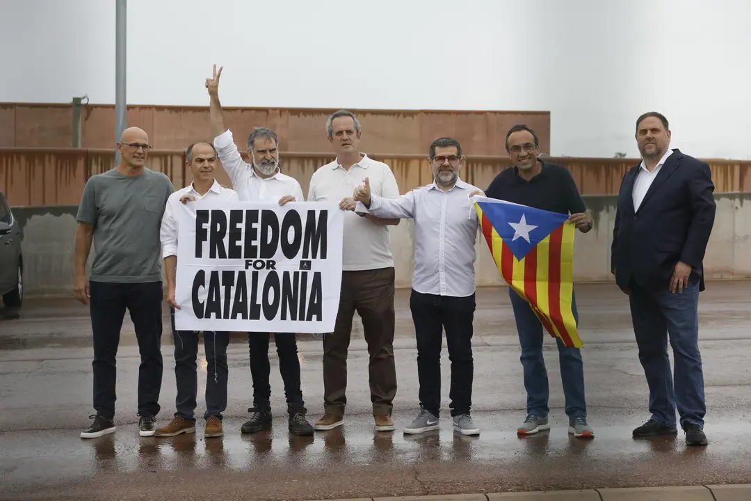 (I-D) El exconseller de Asuntos Exteriores, Relaciones Institucionales y Transparencia de la Generalitat Ra&uuml;l Romeva (ERC), el exconseller de la Presidencia y ex portavoz de la Generalitat Jordi Turull (JxCat), el presidente de &Ograve;mnium Cultural, Jordi Cuix